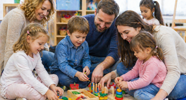 дети играют с родителями