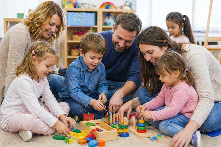 дети играют с родителями