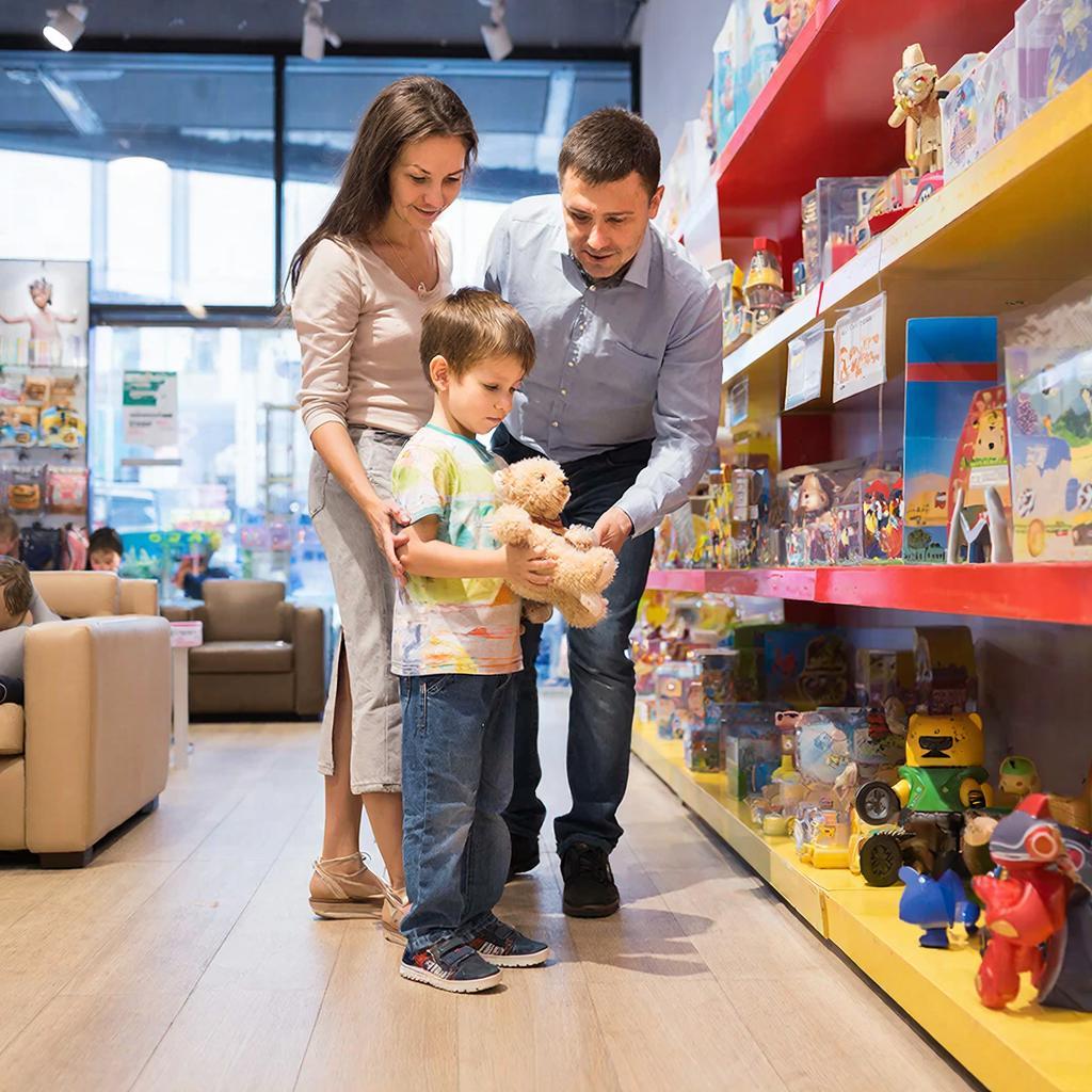 ребенок выбирает игрушки