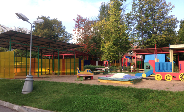 детская площадка в детском саду