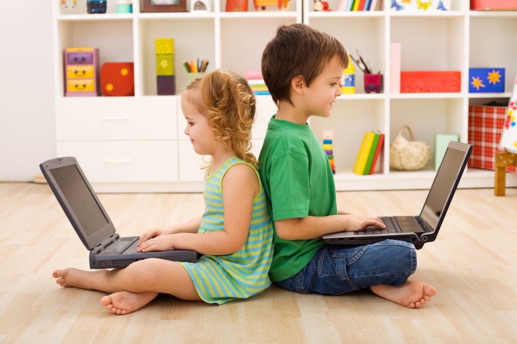 Ютуб дети на компьютере. Ребенок за компьютером. Компьютер для детей. Детям об интернете. Школьник с ноутбуком.