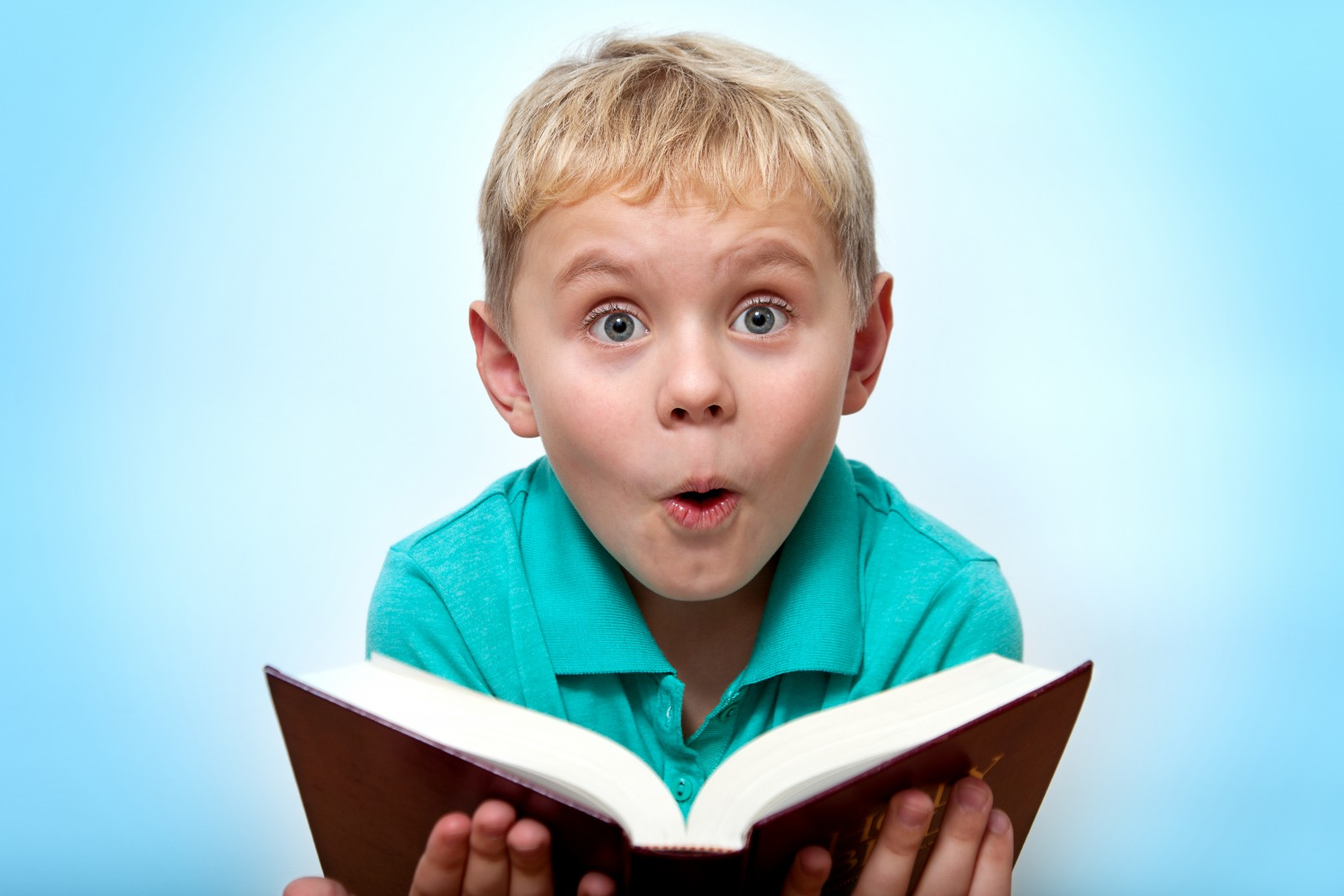 Удивление родителей. Дети читают. Книги для детей. Мальчик удивленный с книгой. Книга для мальчиков.