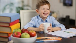 мальчик за столом утром