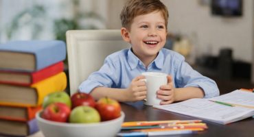 мальчик за столом утром