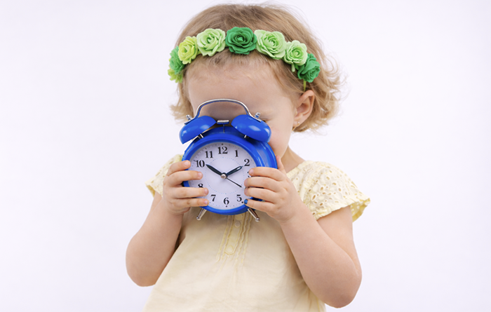 ребенок с будильником