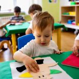 ребенок клеит аппликацию