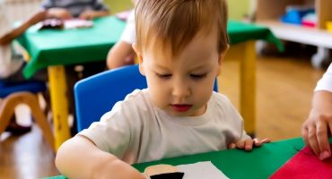 ребенок клеит аппликацию