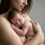 младенец и мать