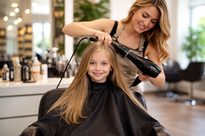 девочка в парикмахерской